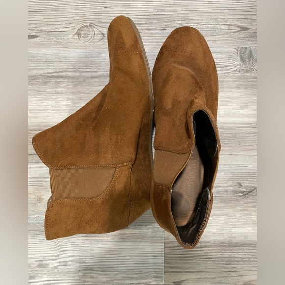 Faux suede ankle boots 8 1/2 shoe department - Picture 2 of 5